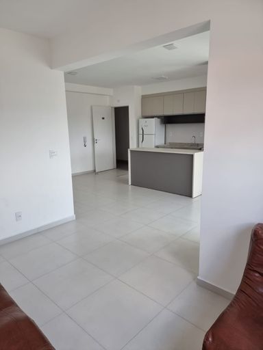 Sala 2 ambientes semi integrada a cozinha com armários planejados e acesso a entrada principal