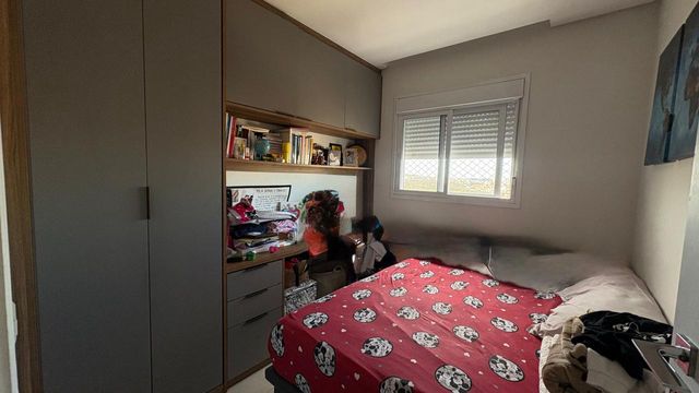 dormitório 3 com armário planejado, tela de proteção e bancada gamer ou home office