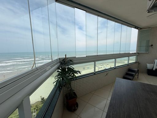 sacada envolvente por todo apartamento, envidraçada com vista mar privilegiada
