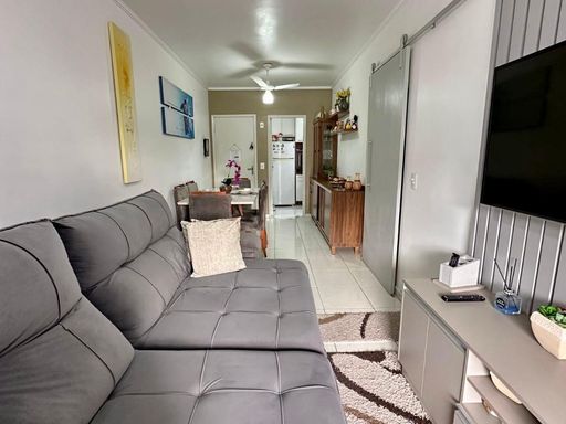 sala 2 ambientes com acesso a entrada principal e porta de correr para acesso aos cômodos