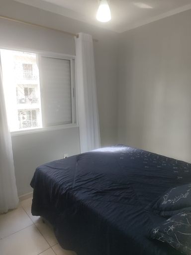 suíte bem arejada com iluminação natural