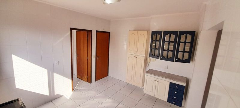 ampla cozinha bem iluminada e arejada com acesso a área de serviço e a entrada para elevador de serviço