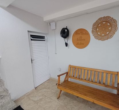 espaço da garagem com banheiro e acesso aos apartamentos