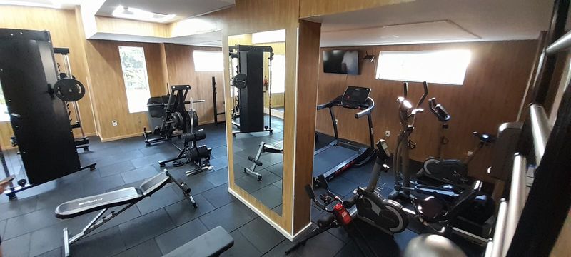 espaço fitness bem equipado