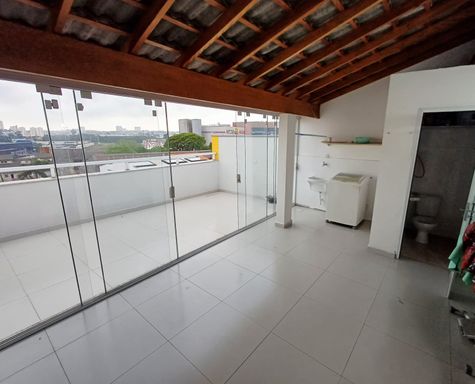 varanda envidraçada com cobertura em telhas, área de serviço e banheiro social