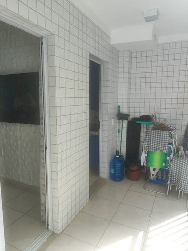 ampla varanda com acesso a sala 2 ambientes e a área de serviço