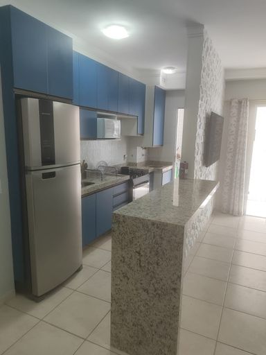 cozinha padrão americana com móveis planejados de primeira qualidade, ampla pia e balcão em granito