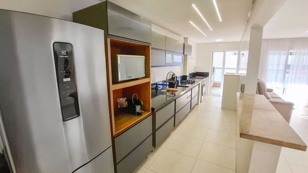 cozinha com armários planejados de primeiríssima qualidade, semi integrada a área de serviço e a varanda gourmet