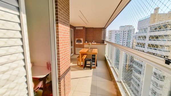 ampla varanda gourmet envidraçada com tela de proteção com acesso a sala 2 ambientes, ao dormitório e a área de serviço