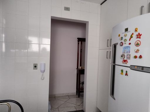 cozinha bem arejada com armários planejados