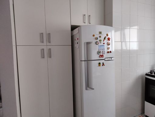 cozinha bem arejada com armários planejados