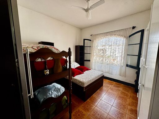 dormitório 2 bem arejado com ventilador de teto