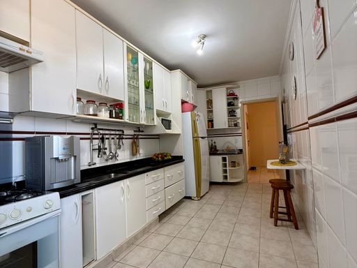 Cozinha ampla com móveis planejados