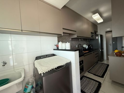 área de serviço bem iluminada e arejada com móveis planejados, semi integrada a cozinha com acesso a varanda gourmet