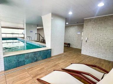 ampla piscina adulto e infantil aquecida e coberta