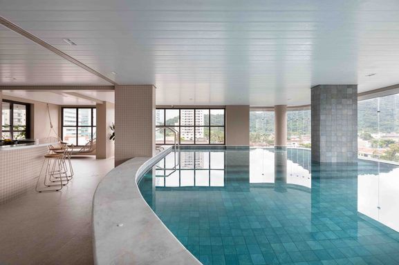 espetacular piscina aquecida com deck solarium e vista privilegiada