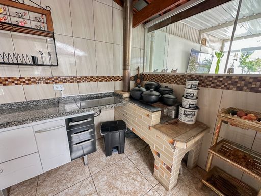 cobertura com churrasqueira a carvão, forno de pizza e fogão a lenha