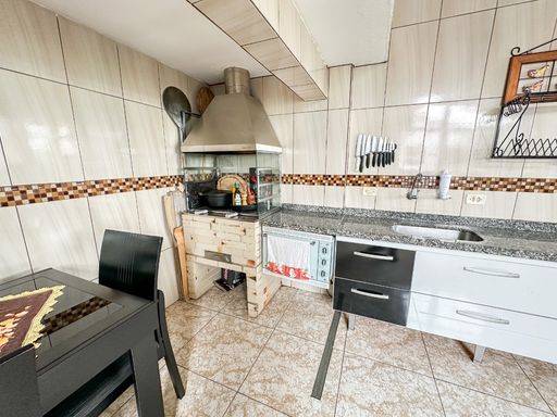cobertura com churrasqueira a carvão, forno de pizza e fogão a lenha