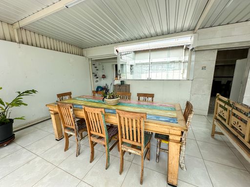 piso superior arborizado com porta de correr de vidro e área coberta de 50 metros