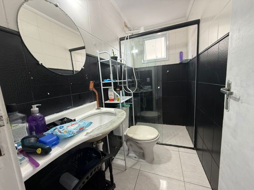 banheiro da suíte bem arejado com box blindex