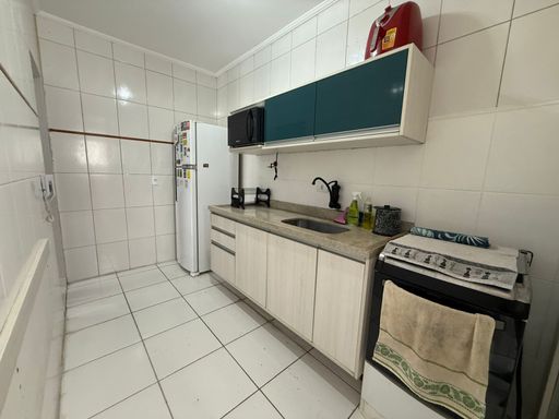 ampla cozinha com armários planejados