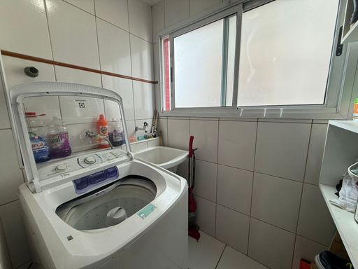 área de serviço bem arejada e iluminada