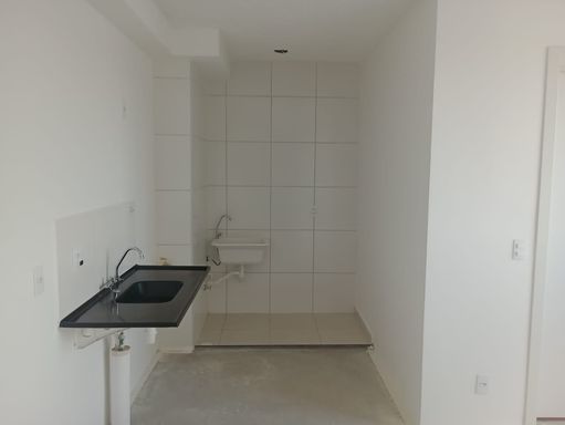 cozinha com pia em granito preta, semi integrada a área de serviço