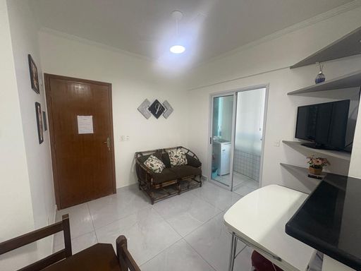 Sala com acesso a sacada envidraçada com cortina blackout