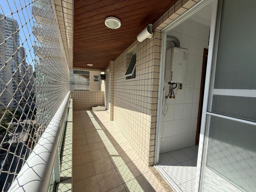 varanda gourmet envidraçada com vista para o morro do Xixová, churrasqueira a carvão e tela de proteção