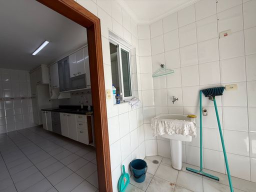 área de serviço arejada e bem iluminada