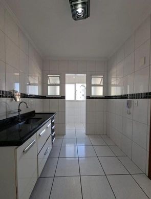 cozinha semi integrada a área de serviço bem arejada e iluminada