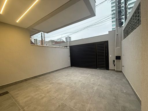 garagem com portão eletrônico, acabamento com piso impecável