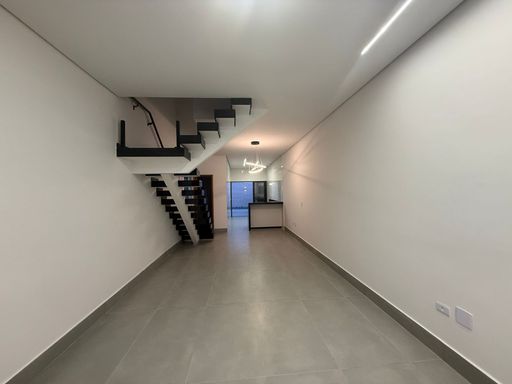 sala ampla 2 ambientes semi integrada a cozinha e a área gourmet com churrasqueira externa e a área da piscina