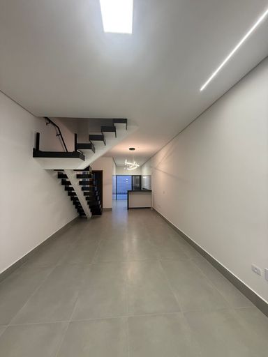 sala ampla 2 ambientes semi integrada a cozinha e a área gourmet com churrasqueira externa e a área da piscina