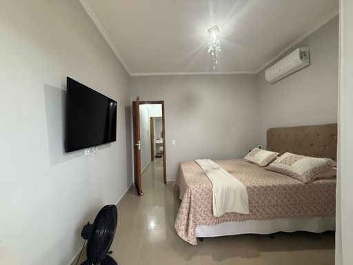 amplo dormitório com sacada envidraçada e vista livre