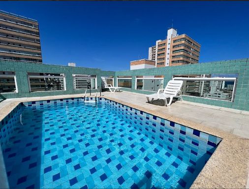 ampla piscina na cobertura com vista livre