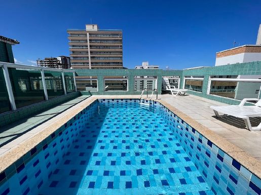 ampla piscina na cobertura com vista livre