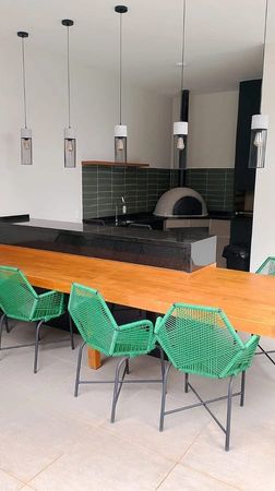 espaço gourmet com churrasqueira a carvão e forno de pizza