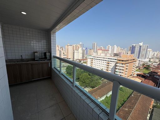 ampla varanda gourmet com churrasqueira e vista livre privilegiada