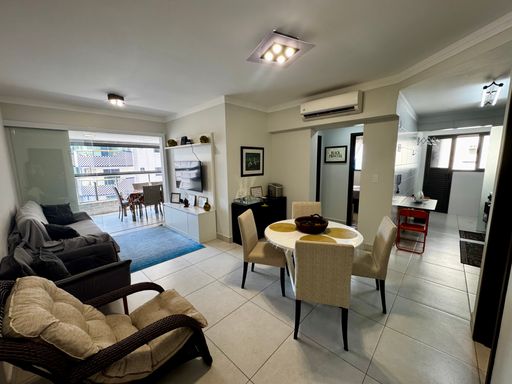 sala ampla com 2 ambientes e integração com a sacada