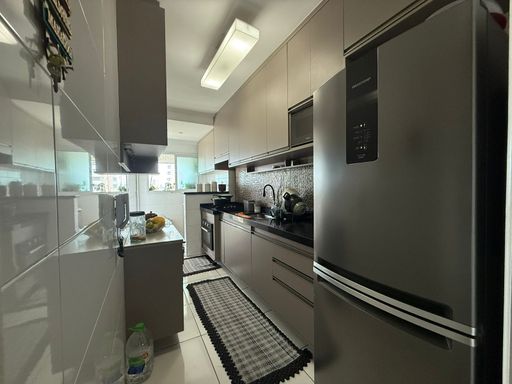 cozinha com móveis planejados de primeira qualidade, semi integrada a área de serviço bem arejada com acesso a varanda gourmet