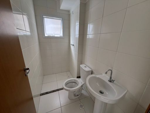 banheiro da suíte arejado com iluminação natural