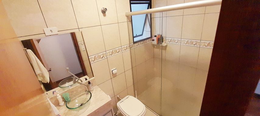 banheiro amplo e arejado com planejado e box blindex