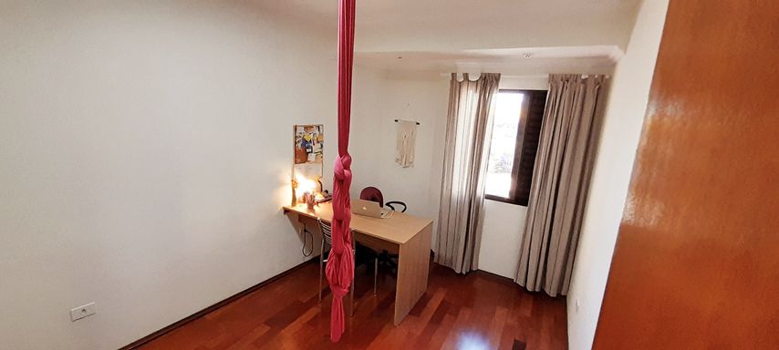 segundo dormitório, com closet e piso em madeira maciça