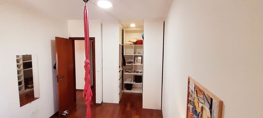segundo dormitório, com closet e piso em madeira maciça