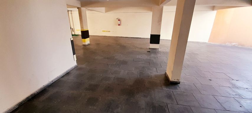 2 vagas de estacionamento em linha, cobertas e demarcadas