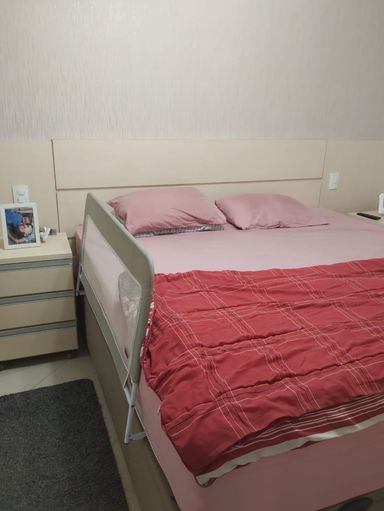 ampla suíte com móveis planejados