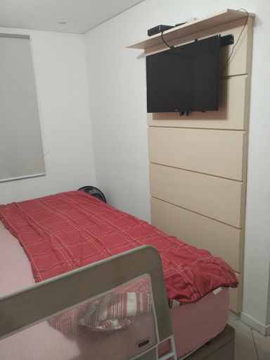 ampla suíte com móveis planejados