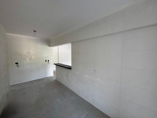cozinha semi integrada a sala 2 ambientes com balcão em granito preto