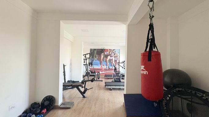 Academia bem equipada e arejada